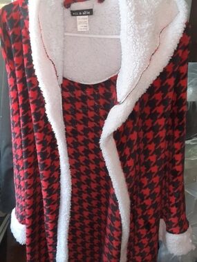 Em & Alfie Red Houndstooth Sherpa-Trim Women's Robe